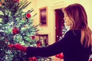 Мелания Трамп показала, как украсила Белый дом к Рождеству