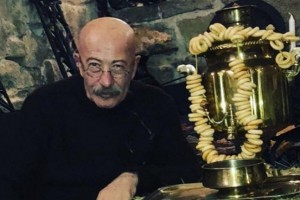 Розенбаум на гастролях примерил национальный казахский костюм