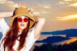 Екатерина Андреева во время посещения Большого театра выбрала наряд не по дресс-коду