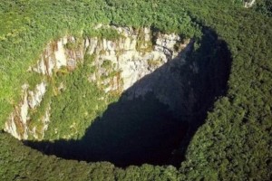 В Китае нашли огромную пещеру