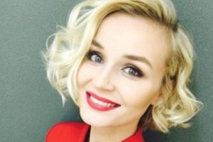 Полина Гагарина поет зарубежные хиты, пользуясь феном вместо микрофона