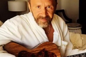 Сергей Шнуров выпустил новогоднюю песню про алкоголь и свинство