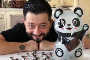 Михаил Галустян забрался в бассейн в одежде и потребовал оставить его в Венесуэле