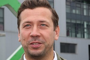Андрей Мерзликин решил сбежать от детей в рождественский лес на коне