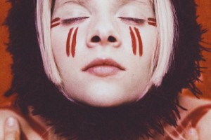 Aurora сбежала из клетки в ночной клуб