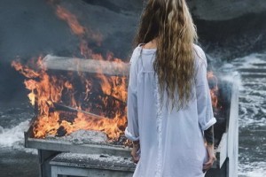 Рита Дакота прощается с прошлым, сжигая пианино