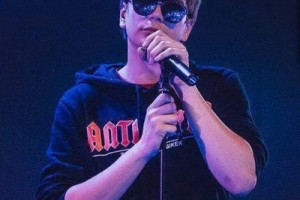Слава КПСС угостил пенсионеров едой и лекарствами
