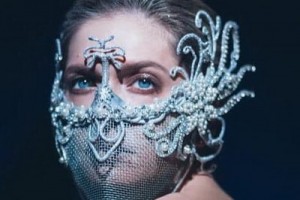 Вера Брежнева заморозила весь мир в новом клипе