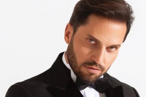 Александр Ревва показал облаченных в одинаковые платья дочерей-красавиц