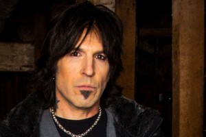 Фил Варон (RED DRAGON CARTEL, ex-SKID ROW) бросает игру на барабанах...............