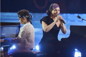 Алиша Кис выступила дуэтом с 8-летним сыном на iHeart Radio Music Awards-2019
