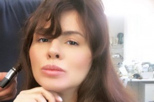 Анна Семенович стала брюнеткой