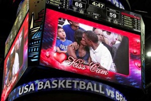 Поцелуи на камеру: звезды, которые попадали под kiss cam
