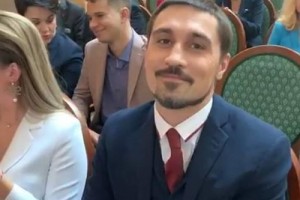 «Рад служить душам людей»: Дима Билан на костылях получил звание заслуженного артиста РФ