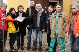 Сергей Шнуров и Лия Ахеджакова станут соседями по коммуналке