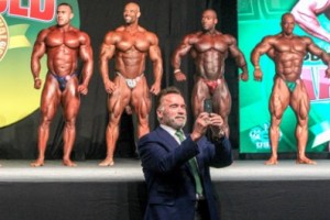 Арнольд Шварценеггер сделал селфи с бодибилдерами