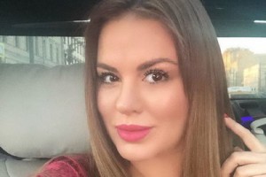 Анна Семенович будоражит мужчин купальником и новым цветом волос