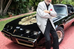 Знаменитый Pontiac и автопортрет Берта Рейнольдса уйдут с молотка