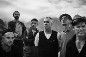 Rammstein выпустили клип со сношающейся с радиоприёмником женщиной