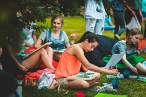 В рамках фестиваля «Николин день» в Москве каждый может отправить в плавание бумажный кораблик