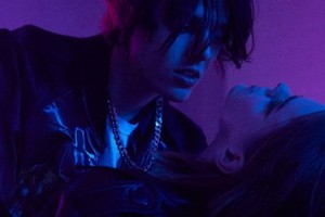 Alekseev сменил имидж и четырех девушек в клипе «Целуй»
