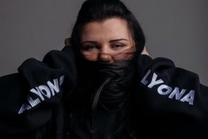 Alyona Alyona поручила нарисованному рту декламировать свой трек