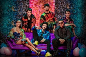 Jonas Brothers приняли участие в латиноамериканском празднике в клипе «Runaway»