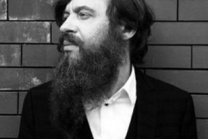 Найк Борзов читает стихи Маяковского в образе Льва Толстого