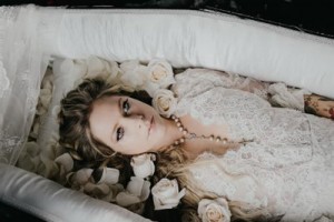 Аврил Лавин отвезла себя на кладбище в новом клипе