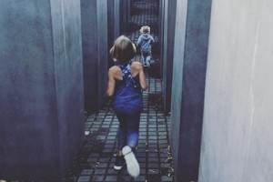 Пинк возмутила подписчиков снимком у мемориала жертвам Холокоста