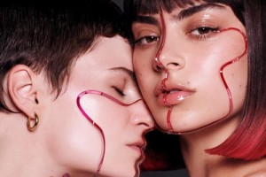 Чарли XCX и Christine and the Queens станцевали под дождём