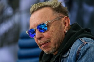 Гарик Сукачёв записал альбом с менестрелем и игрушечным пианино.