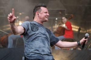 Лидер группы «КняZz» проводит отпуск в виртуальной битве с акулами