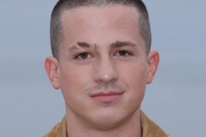 Чарли Пут спел про опасные отношения и прокатился на крыше автомобиля