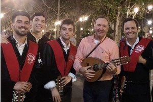 Кевин Спейси сыграл на гитаре и спел с испанскими музыкантами