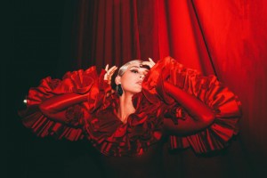Без латекса: MARUV очаровала зрителей в костюме розы