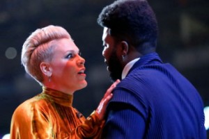 Пинк и Khalid показали обычных людей в клипе «Hurts 2B Human»
