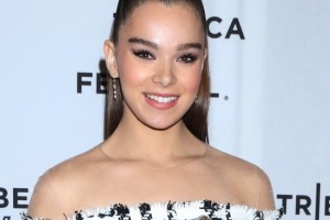 Хейли Стайнфелд выпустила песню, посвящённую Эмили Дикинсон