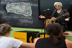 Диана Арбенина устроила «Культурный марафон» под гитару с московскими старшеклассниками