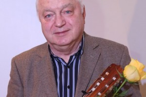 Татьяна и Сергей Никитины споют у новогодней ёлки