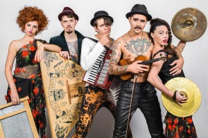 Российская группа The Hatters выпустила клип на песню «Всё сразу», режиссёром видео стал Эмир Кустурица