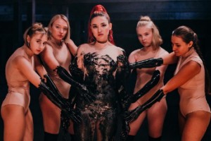 Участница шоу «Песни» Andy Darling показала гимн феминизму
