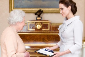 14 октября 2014 Анджелина Джоли получила награду от королевы Великобритании