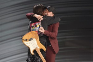 Барабанщик METALLICA вручил премию 'Latin Grammys’ поп-певцу Хуанесу!!!!!!!!!!!!!!