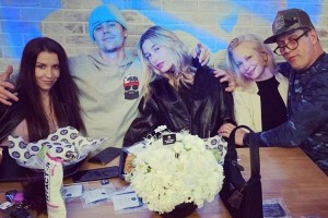 Джастин Бибер побывал на открытии новой бургерной Black Star