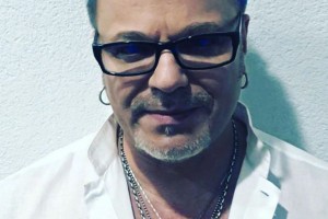 Владимир Пресняков покрасил волосы в голубой цвет
