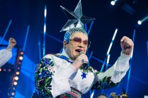 Верка Сердючка после долгого молчания исполнила хит «Дождь из шампанского»
