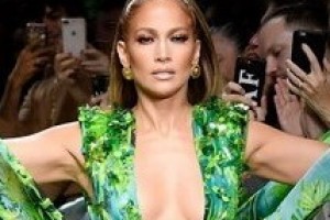 Дженнифер Лопес снова стала музой Versace