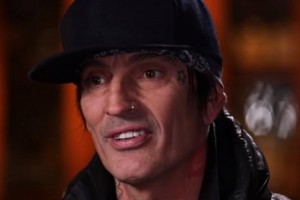 Барабанщик MÖTLEY CRÜE станет гостевой звездой сериала 'Голдберги'!