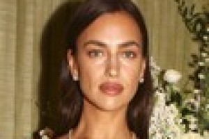 Ирина Шейк устроила жаркие танцы в толпе мужчин